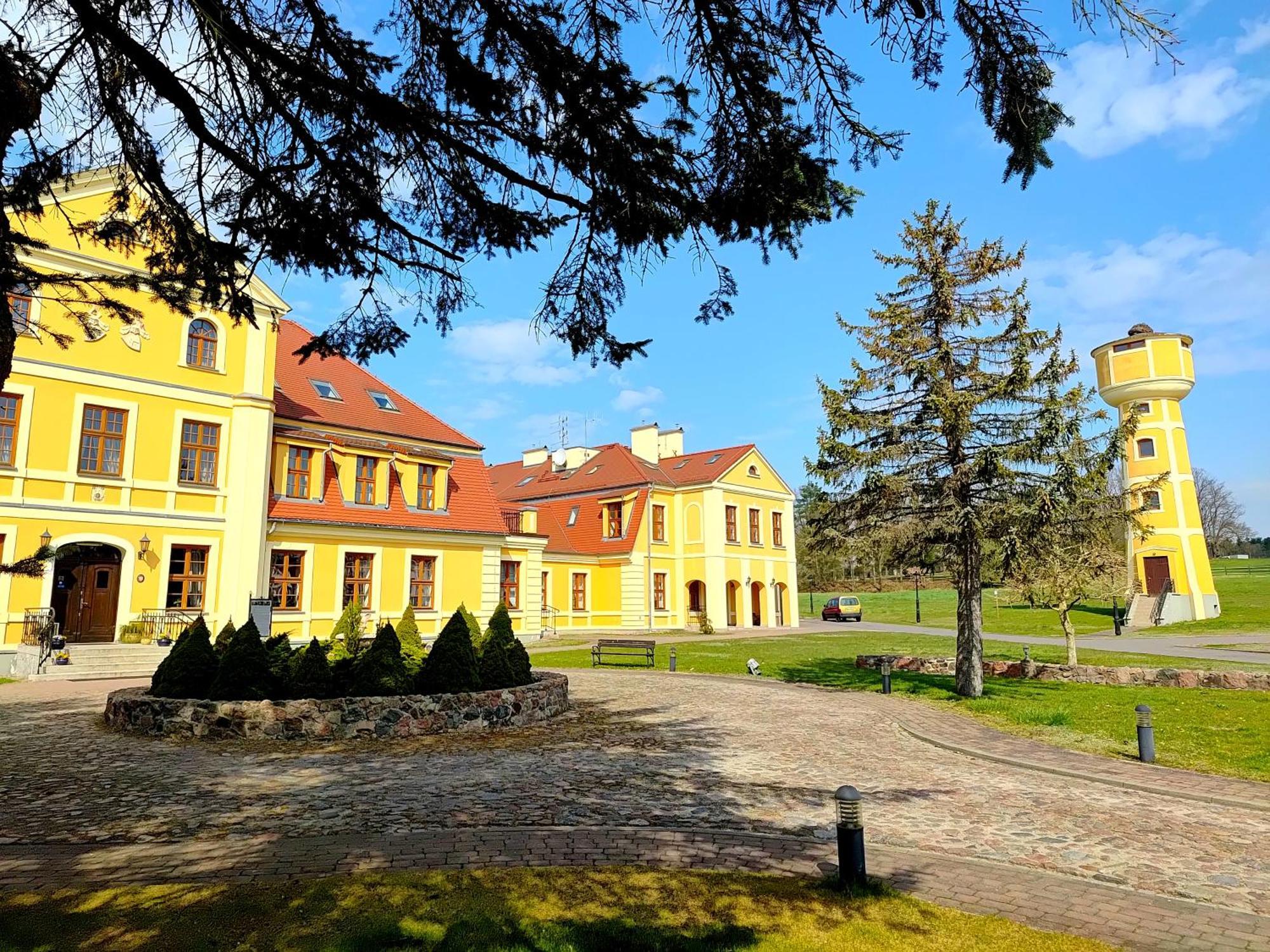 Palac W Rymaniu Exterior photo
